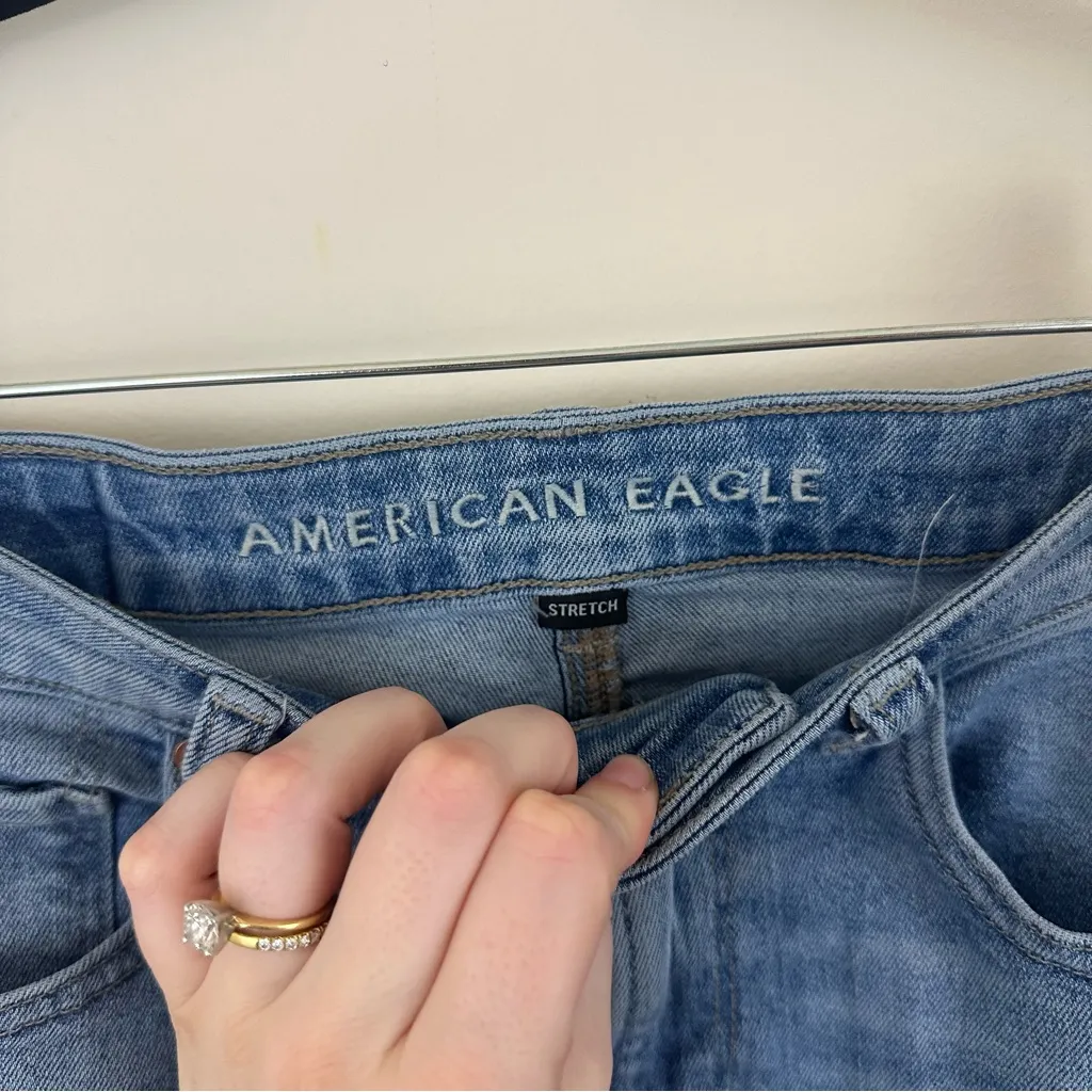 American Eagle Outfitters Light Wash Mom Jeans Size 2 Regular Women's - Image 3