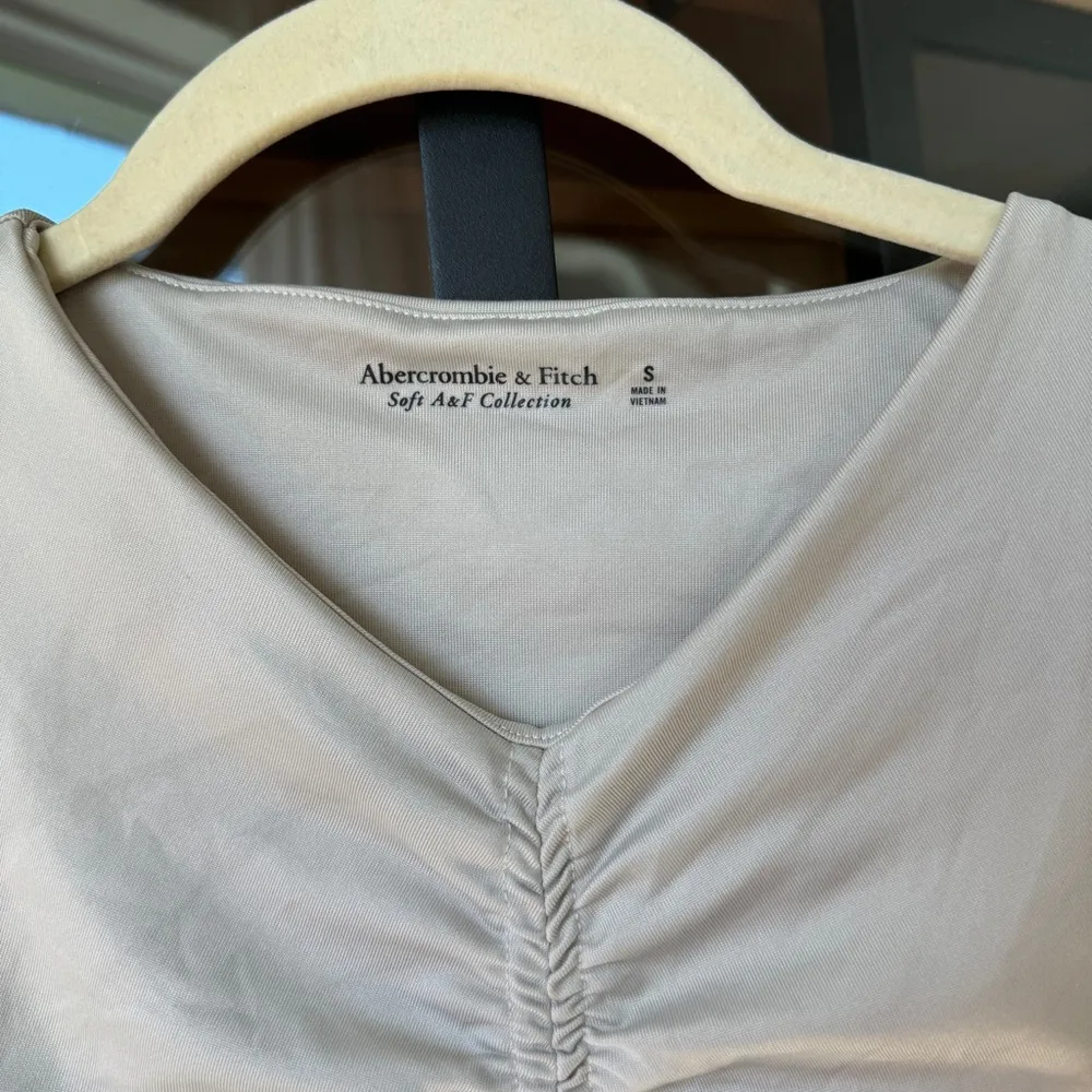 Abercrombie Sleek Seamless Fabric Ruched High-Neck Top Taupe beige tank crop - Image 3