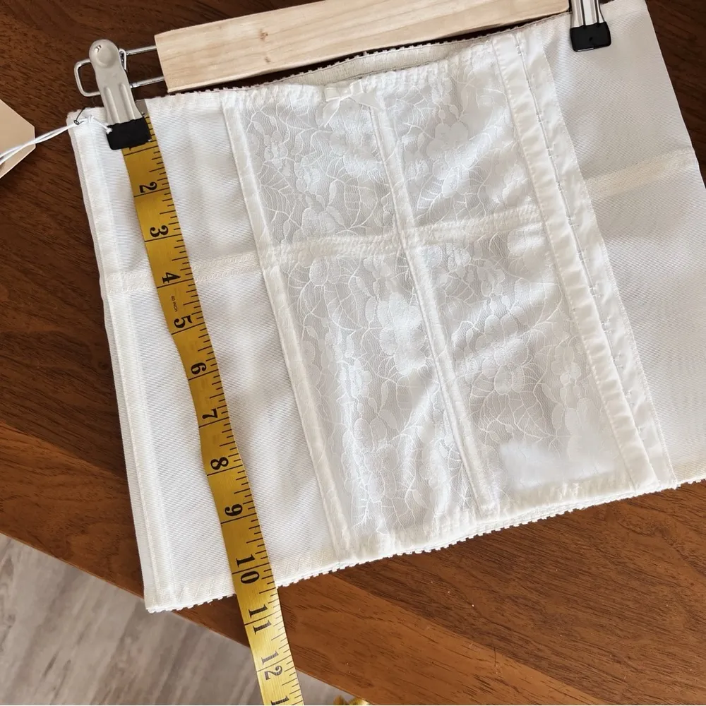 VINTAGE WHITE LACE SHAPE WEAR Size 6 - Image 7