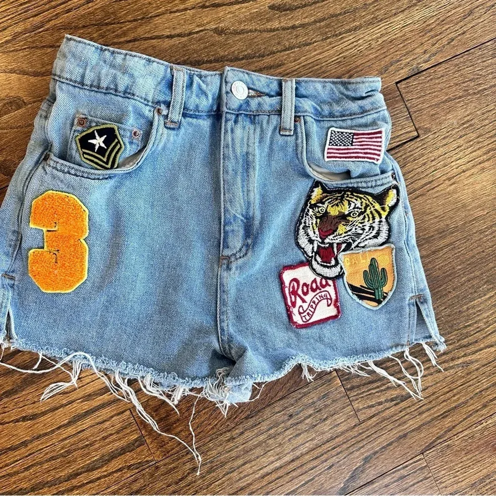 Top Shop Moto Mom Multi Patch Distressed Jean Cut Off Shorts Size Us 2 D0641 - Image 4