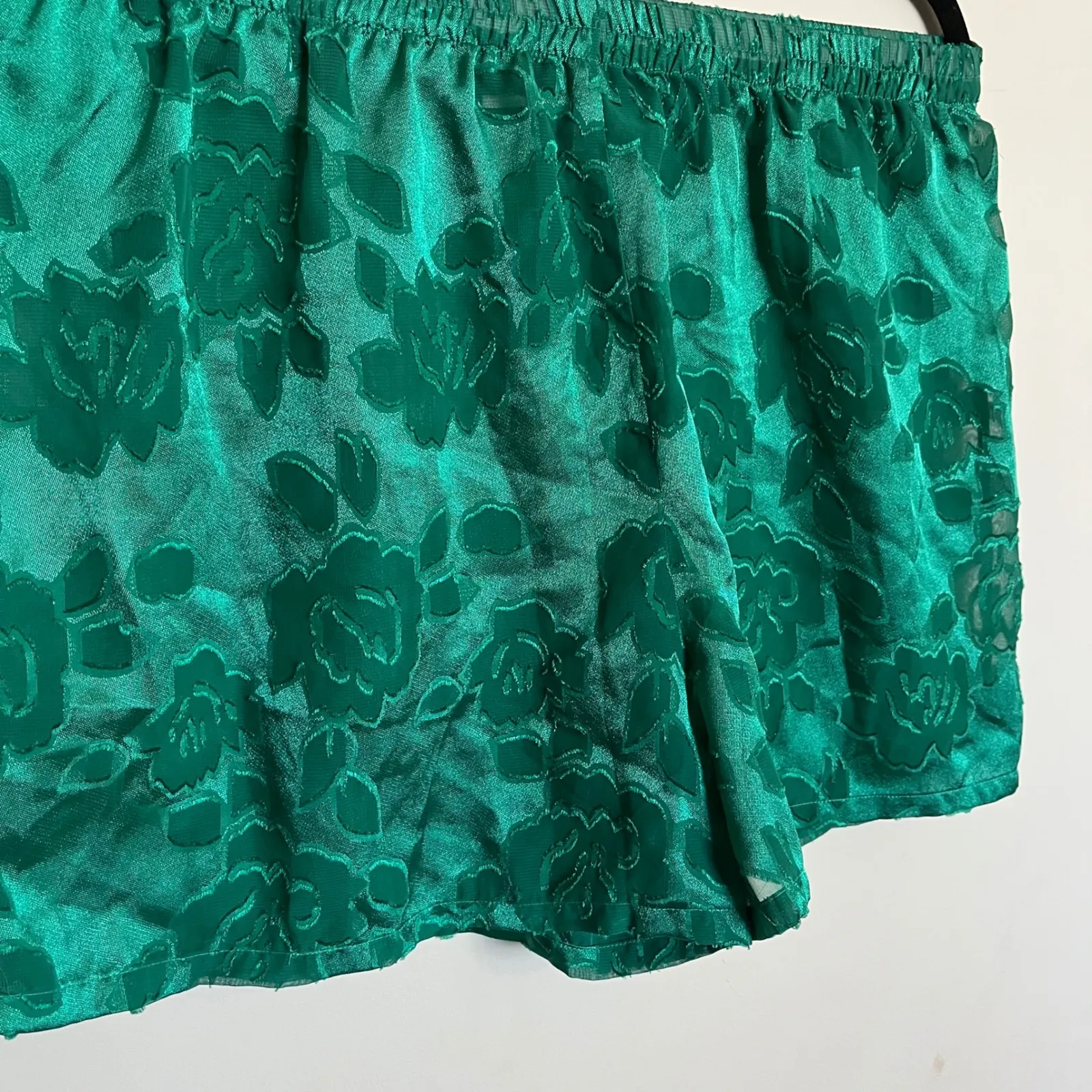 VTG Victoria's Secret Gold Label Pajama Set Green Satin Floral Tank Shorts Small - Image 6