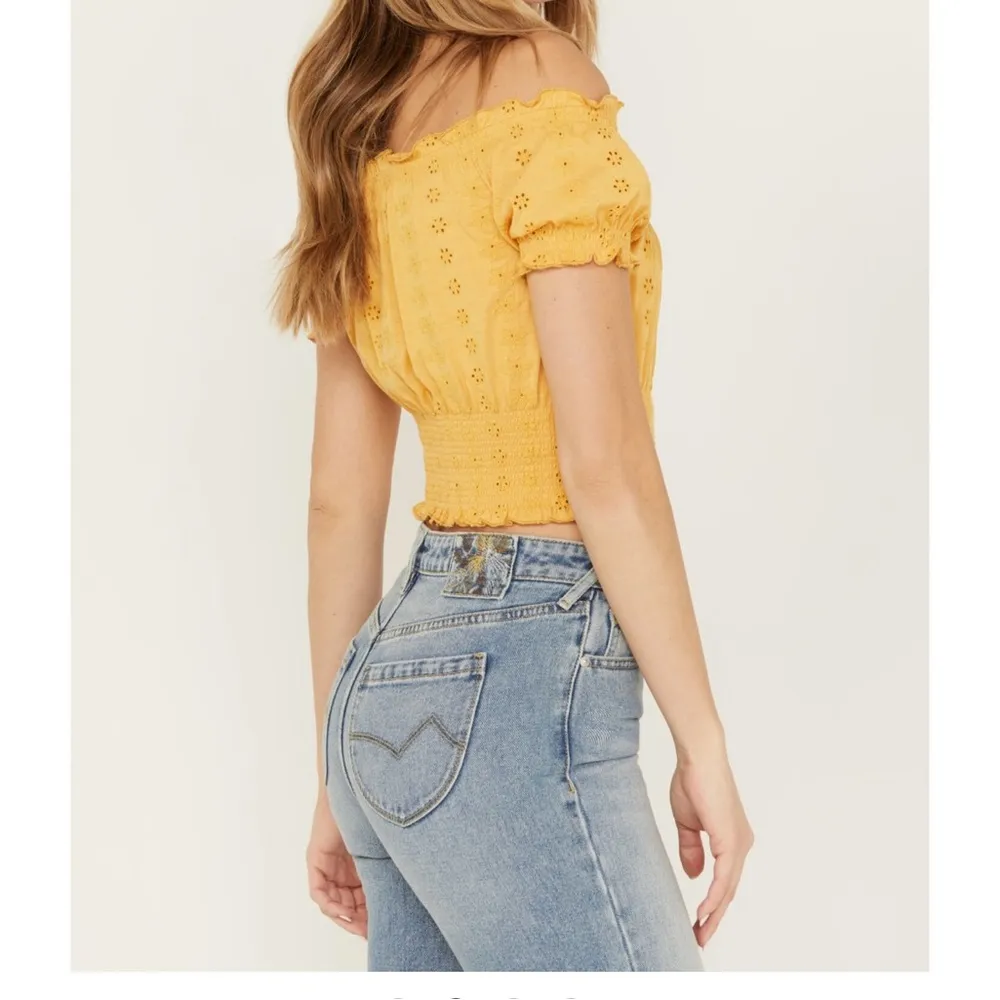 WOLF WOMEN'S KNIT EYELET SMOCKED CROP TOP SZ L Yellow Size L - Image 3