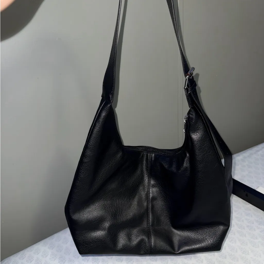 Chic Black Leather Crossbody Bag - Image 3