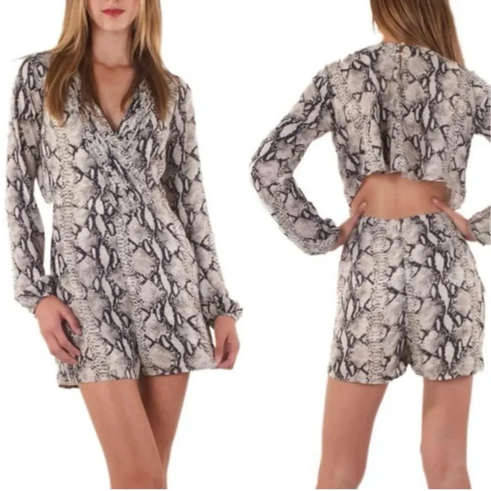 Ark & Co. Paint Splatter Print Cut Out Open Back Long Sleeve Shorts Romper, Sz M - Image 2