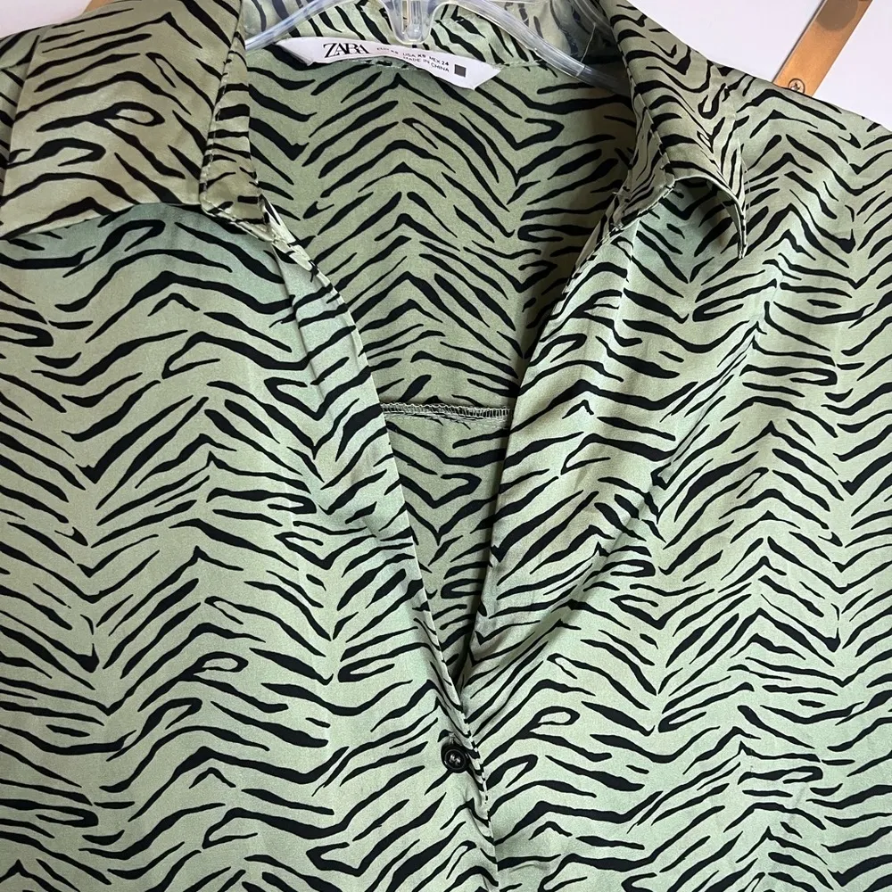 Zara Oversized Animal Print Top Zebra Green Silky Flowy Button Up XS - Image 9