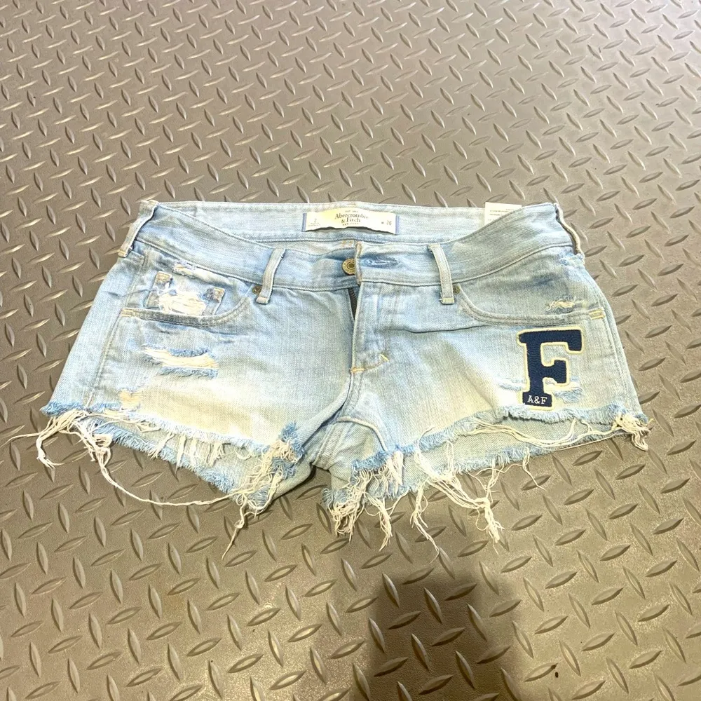 Y2k Abercrombie shorts denim faded cut off frayed classic preppy logo spring - Image 2