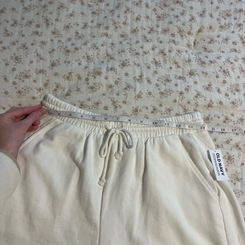 Old Navy White Women's Sweat Shorts - Image 6