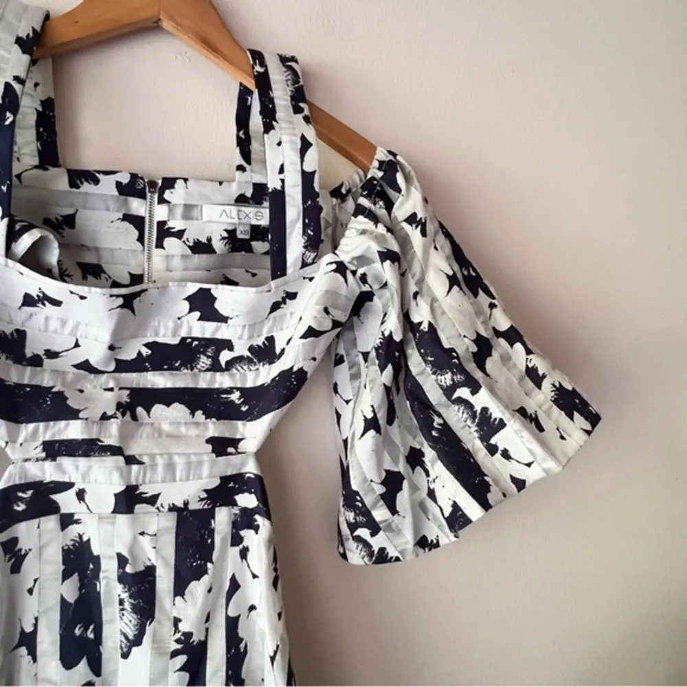 ALEXIS Blue & White Floral Stripe Cut Out‎ Dress size XS - Image 3