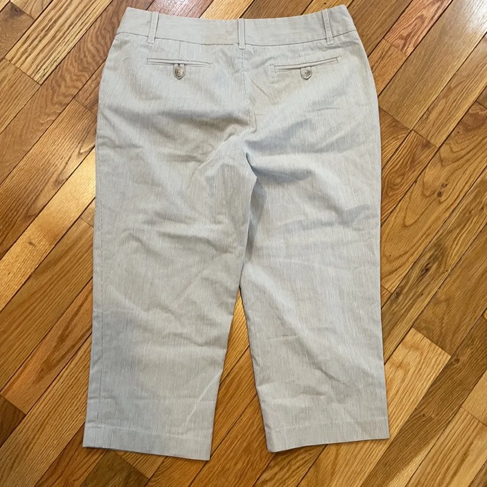Willi smith brown & white pin stripe capris sz 10 - Image 3
