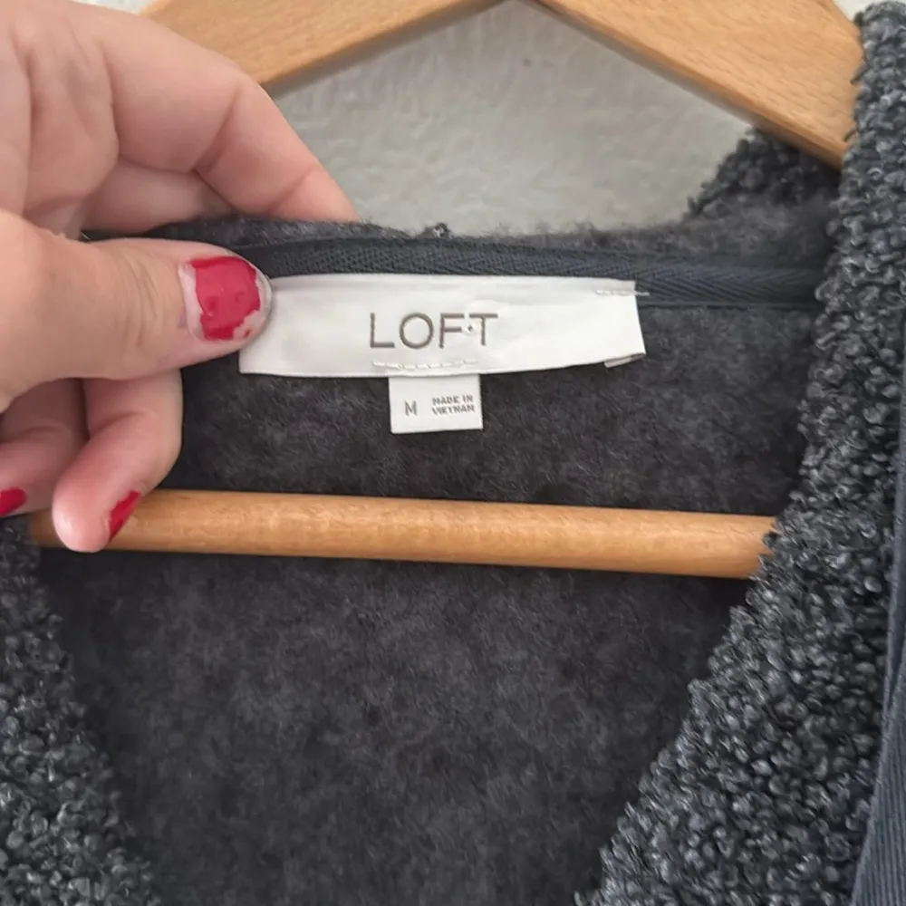 LOFT Dark Gray Faux Sherpa Pullover Hoodie Size Medium M - Image 4