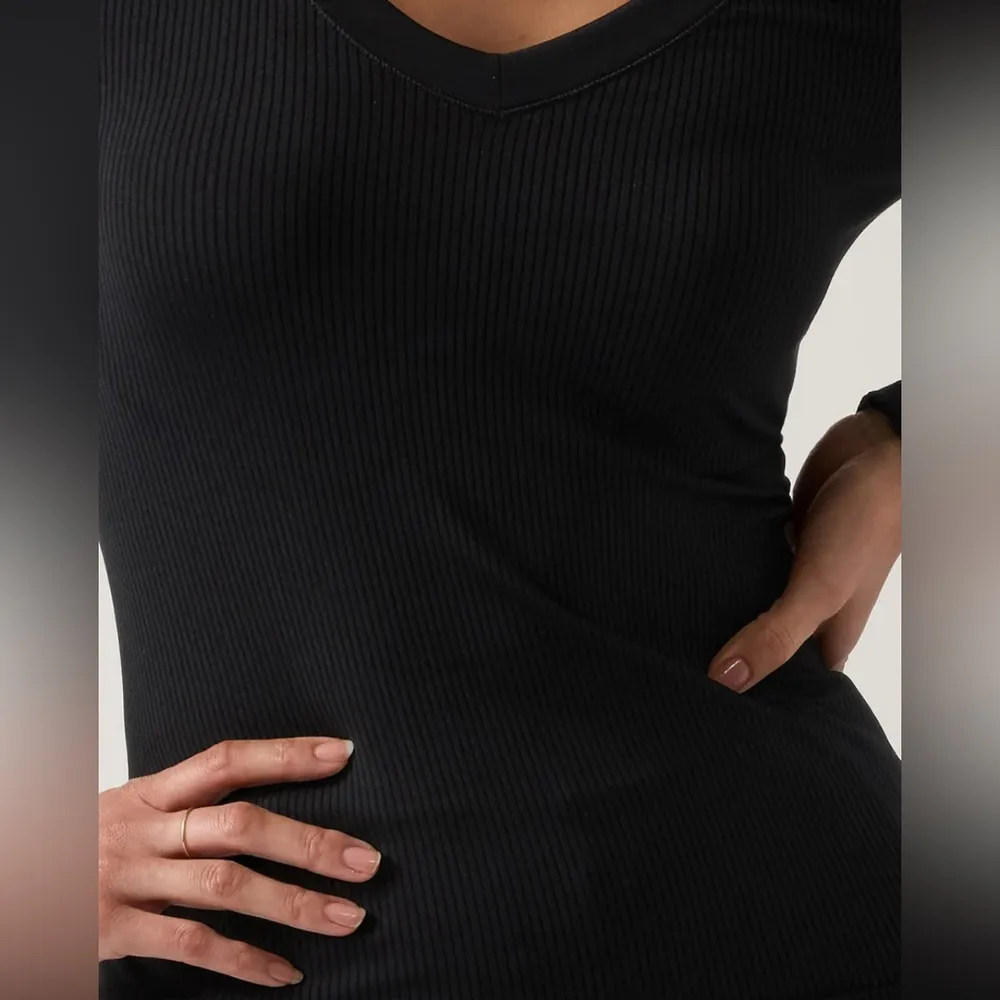 Athleta Renew Seamless Long Sleeve V-Neck Top in Black Size Medium - Image 2