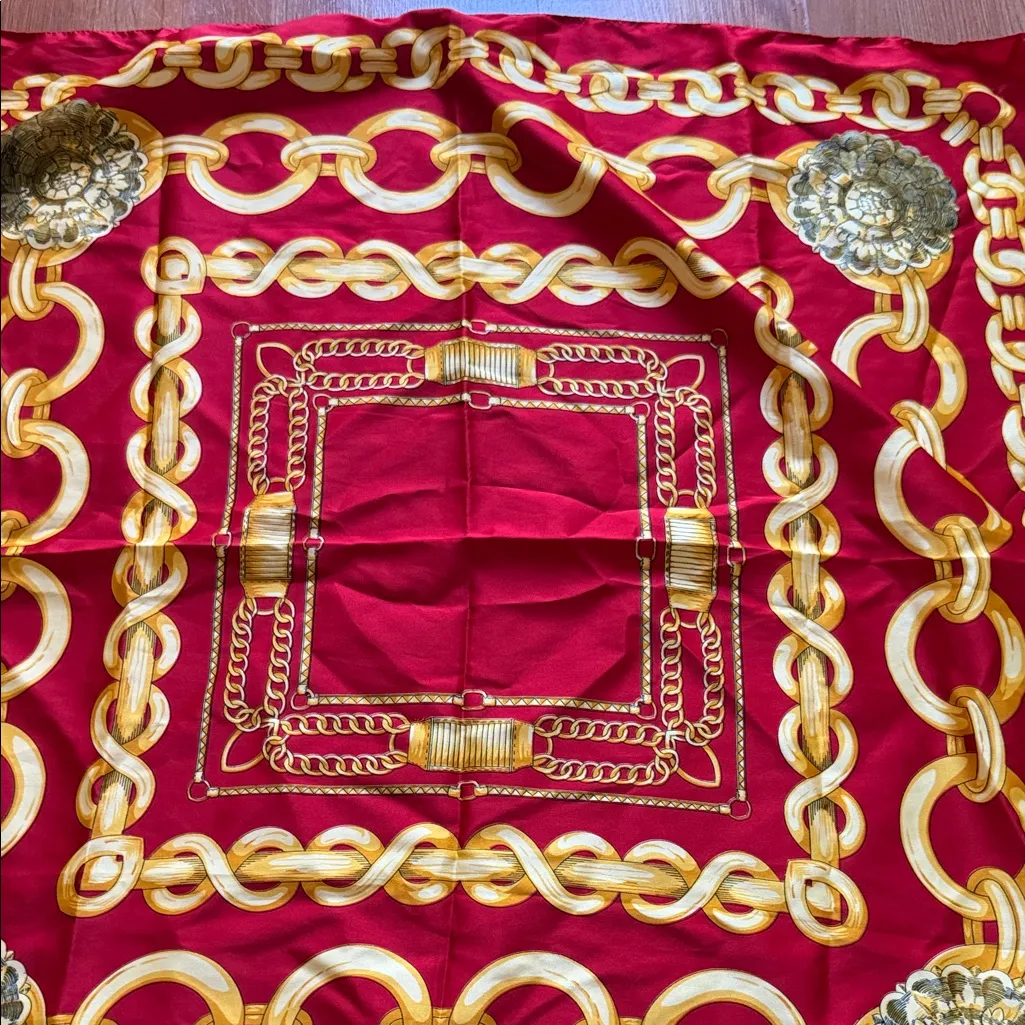 Elegant Red and Gold Chain Pattern Scarf - Image 2