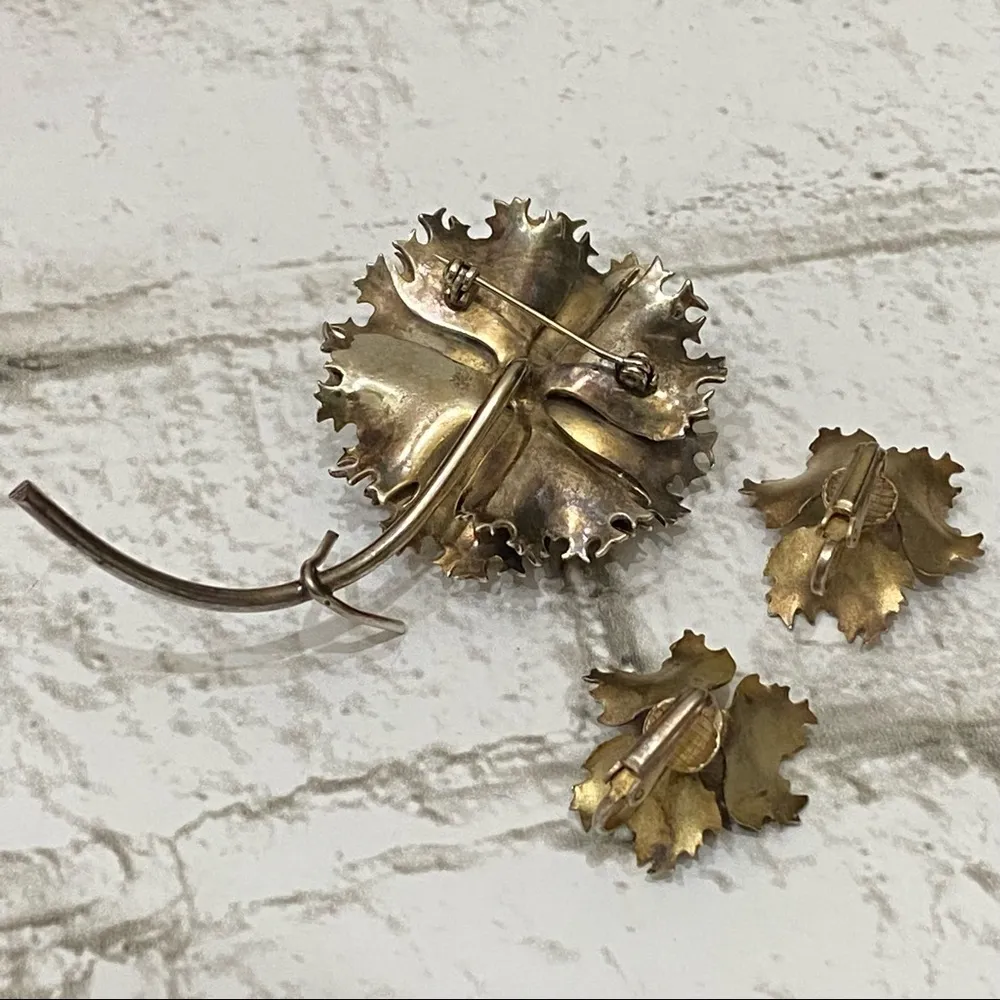 Vintage Unsigned Giovanni Metal Flower Brooch and Earrings Set - Image 9