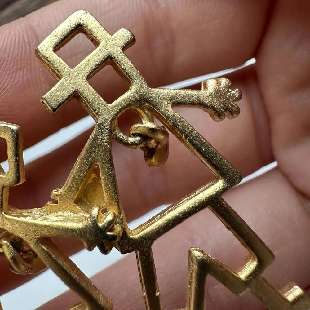 AJC Row of Men & Women With Dangling Hearts Gold Tone Brooch Signed (damaged) - Image 7