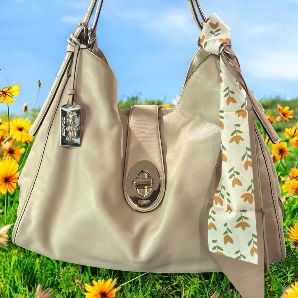 Coach Cream and Gold Hobo Bag with BUTTER SOFT LUXURIOUS LEATHER VERY CLASSY - Image 9