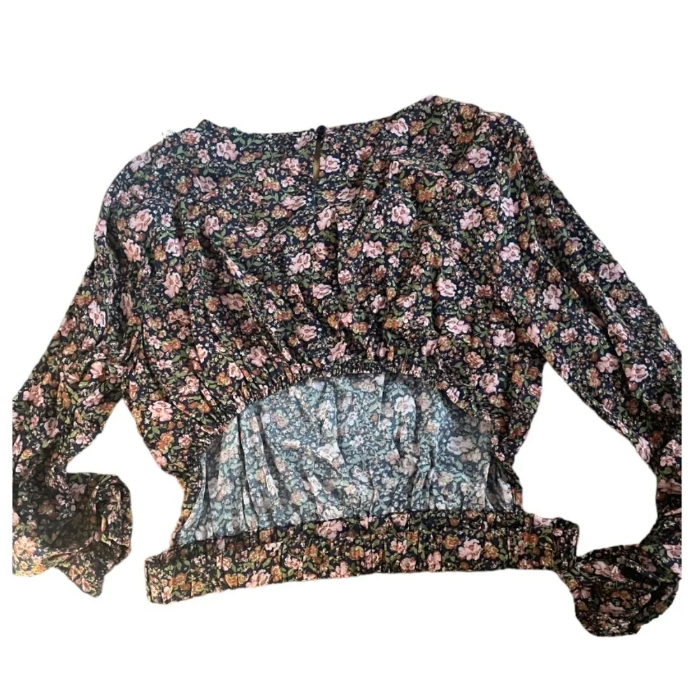 Elodie Lily Long Sleeve Top Purple Floral Open Back band Keyhole back NWT D - Image 2