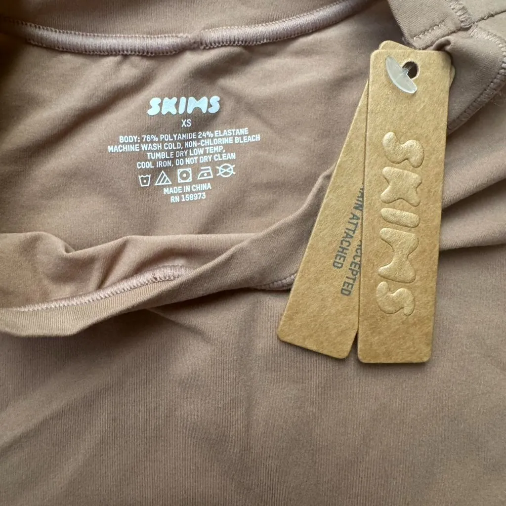 skims fits everybody super cropped t shirt in sienna - Image 3