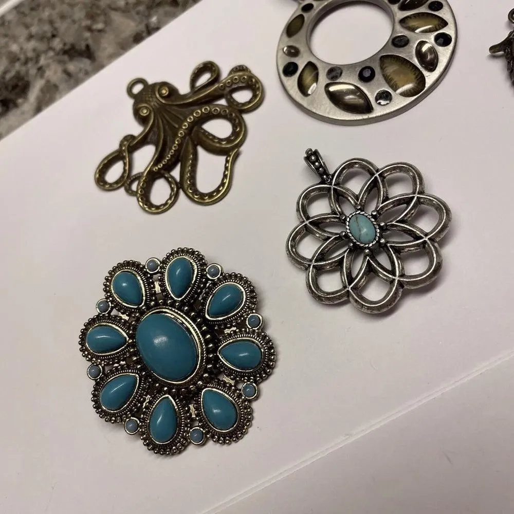 Lot Of 5 Pretty Costume Pendants / Charms - Image 3