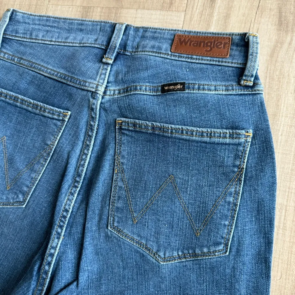 NWOT Wrangler High Rise Vintage Taper Mom Jeans Sz 8 Distressed Medium Wash - Image 11