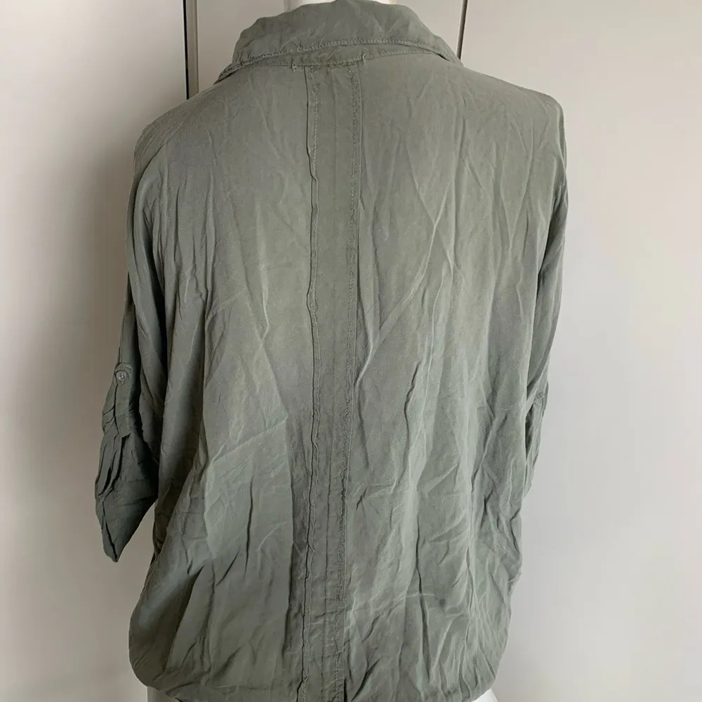 Brandy Melville small tie-hem sage green/gray V-neck blouse - Image 5