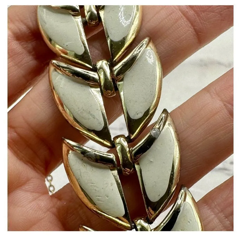 Coro cream and gold tone enamel vintage link bracelet - Image 3