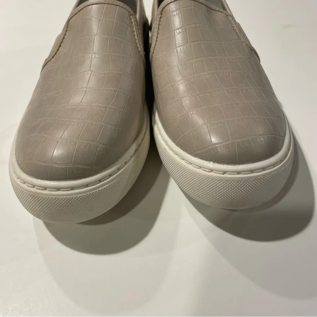 Time & Tru slip on shoes size 7.5 taupe alligator design with memory foam Tan - Image 7