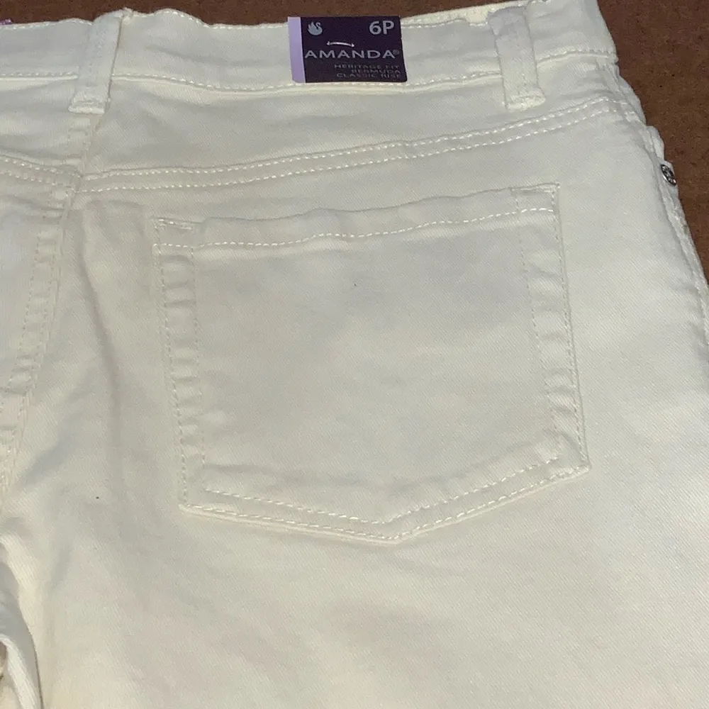 Gloria Vanderbilt Amanda Light Yellow Bermuda Shorts Size 6P NWT - Image 5