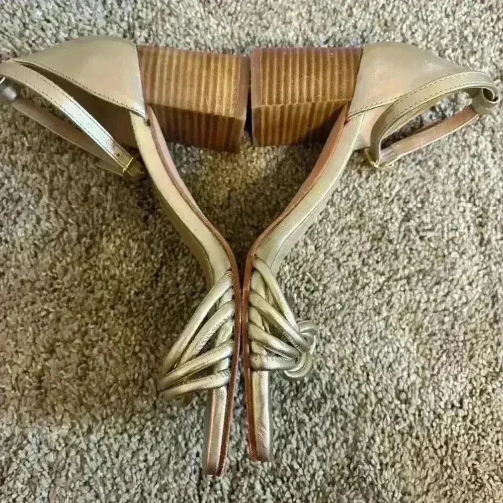 J.McLaughlin Fiala Leather Sandal in Champagne Gold Metallic Leather Size 6 - Image 8