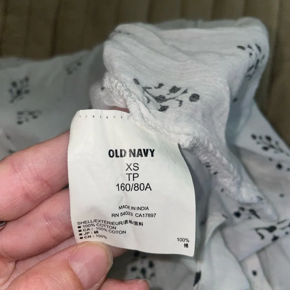 Old Navy White Gauze Tank with Black Fleur-de-Lis - Image 5