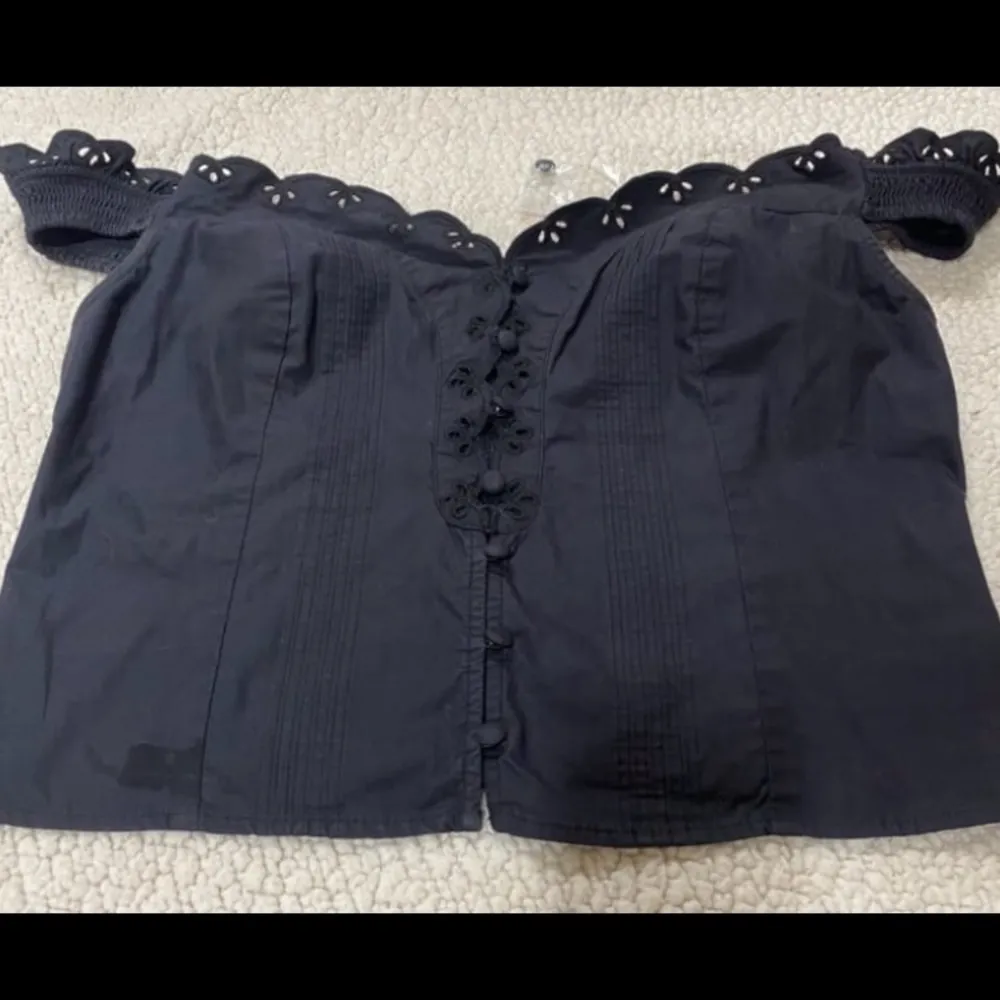 Free People Baby Scallop Top Cropped Off Shoulder Sweetheart neckline top.Large - Image 4