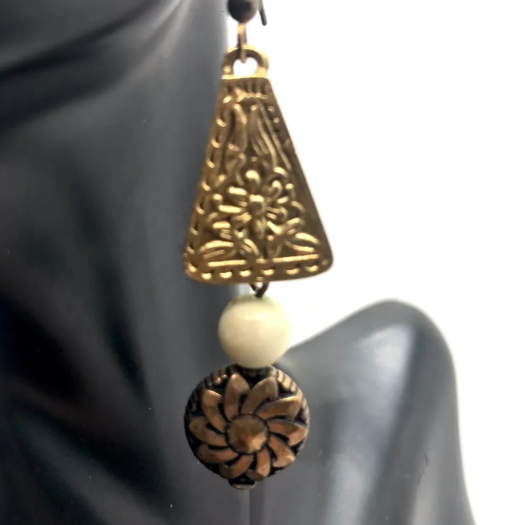 VINTAGE 1980'S CARVED FLORAL GOLD TONE WITH CREAM BEAD DANGLE EARRINGS - Image 4