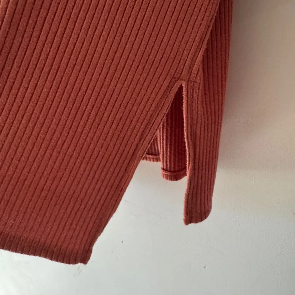 American Eagle  Women's Rust V Neck Ribbed Soft Oversize Long Sleeve Pullover Top - Image 4