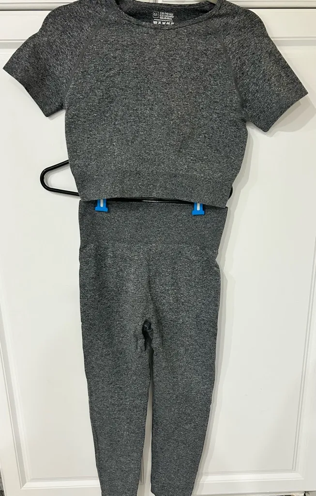 Women 2 Piece Seamless Short Sleeve Top & Leggings Size Medium Gray - Image 1