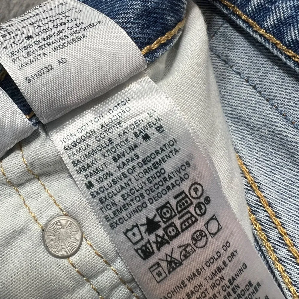 Levi's Distressed Denim Shorts Ripped Frayed Hem Light Wash Blue Size 33 - Image 8