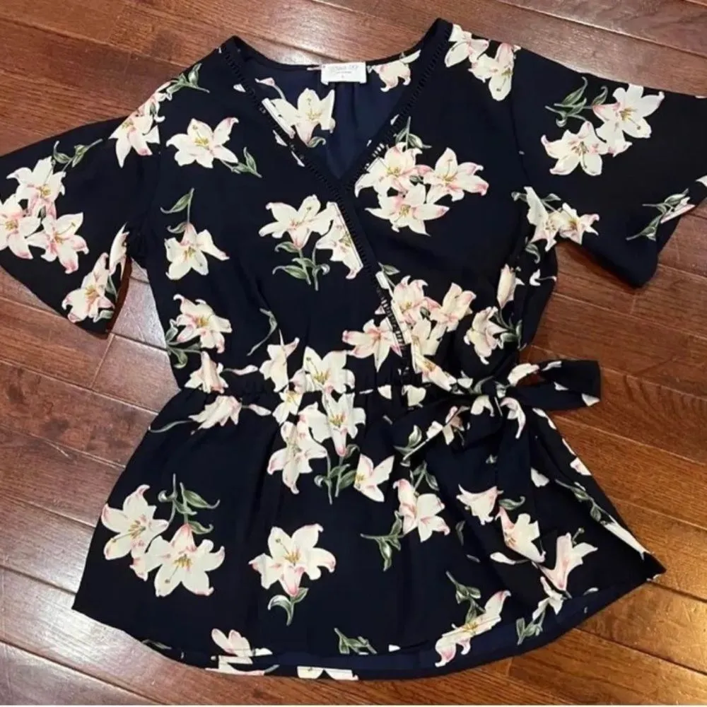 navy floral faux wrap top size small NWOT - Image 3