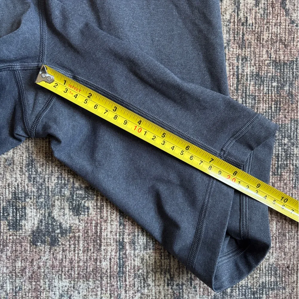 Everlane  Perform Women's Gray Biker Athletic Shorts Size Small - Image 5