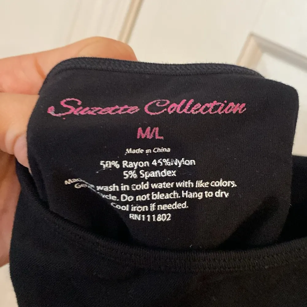 Suzette Collection  black top. Size M/L - Image 4
