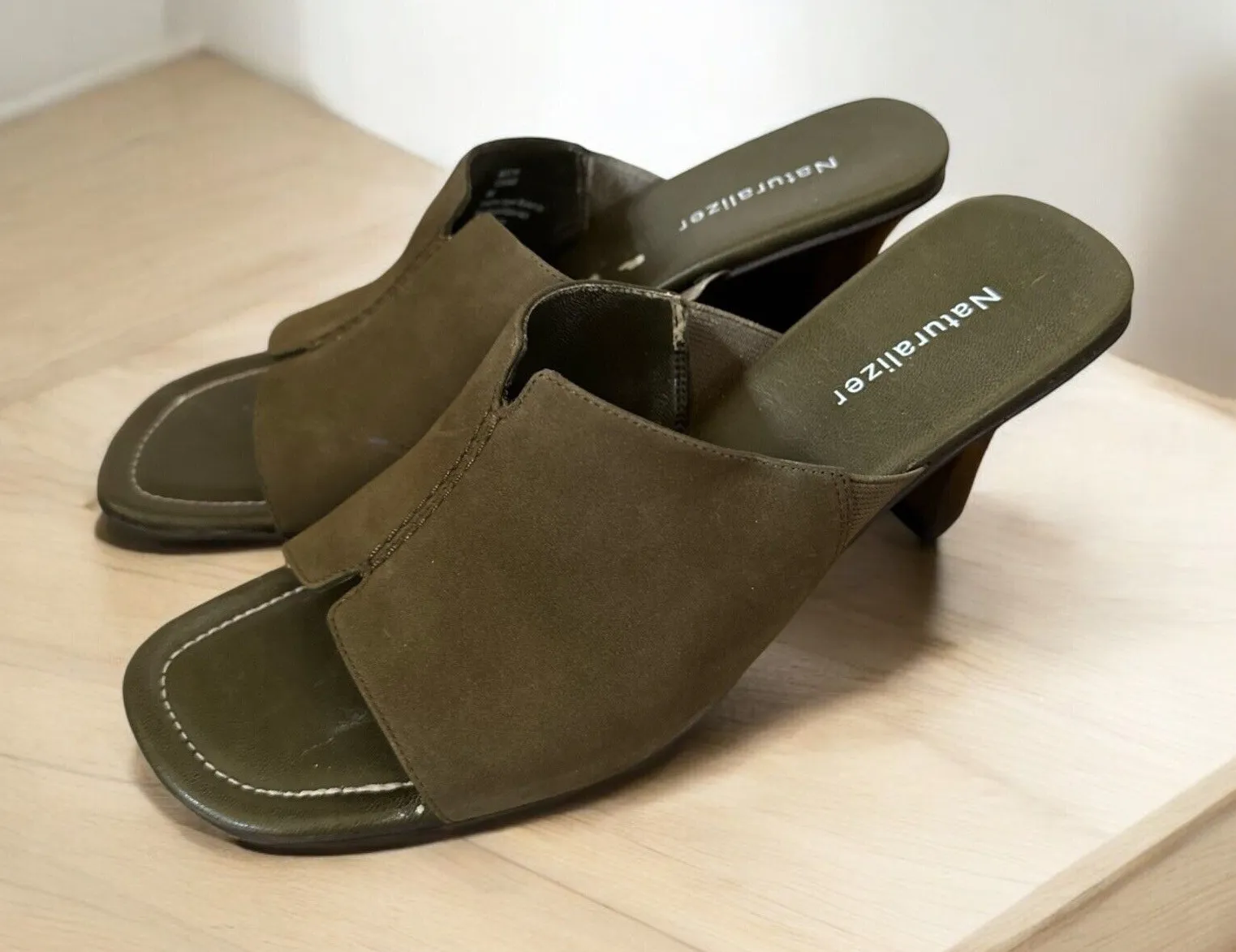 Naturalizer Women's Size 8 Moss Green Mocha Wedge Suede Sandal Brown Heels - Image 1