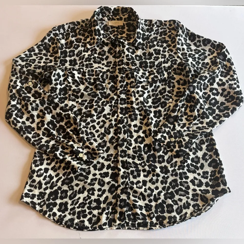 LOFT Outlet Women’s Button Up Snow‎ Leopard Print Long Sleeve Collared Blouse S - Image 3