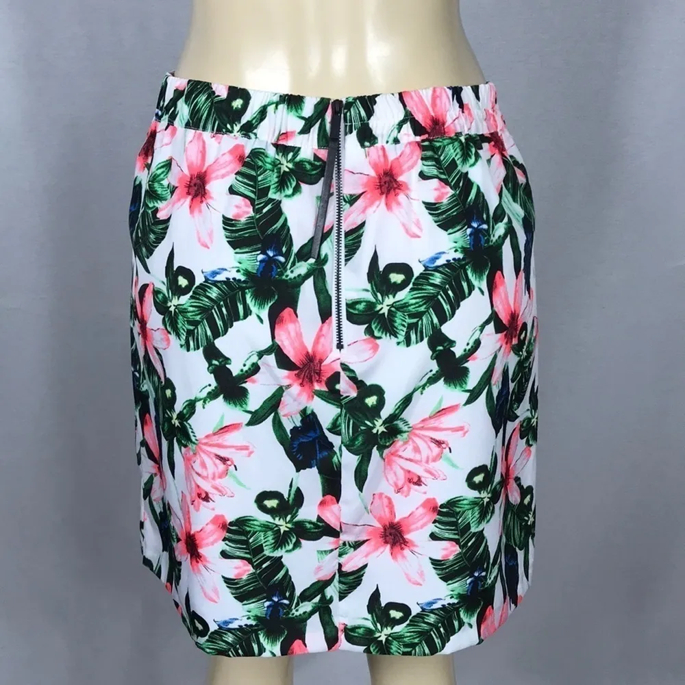 Vince Camuto Size 2 Spring Floral Print & Zipper Closure Skirt. New With Tags. - Image 2