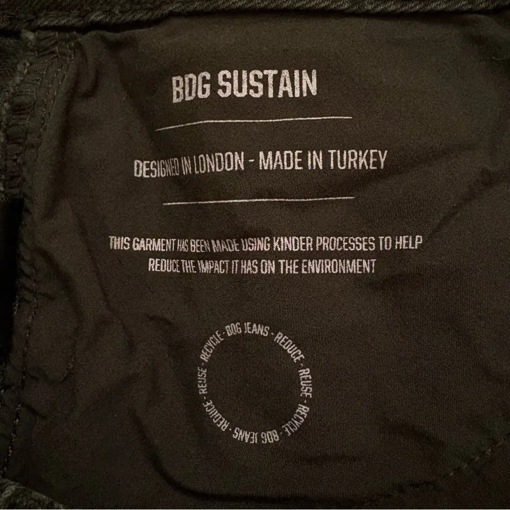 NWT BDG Black Straight Legged Mom Jeans Classic Distressed Style Womens 31 Waist - Image 7