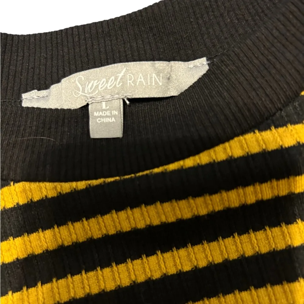 Sweet rain black and yellow striped long sleeve shirt size large nwt - Image 4