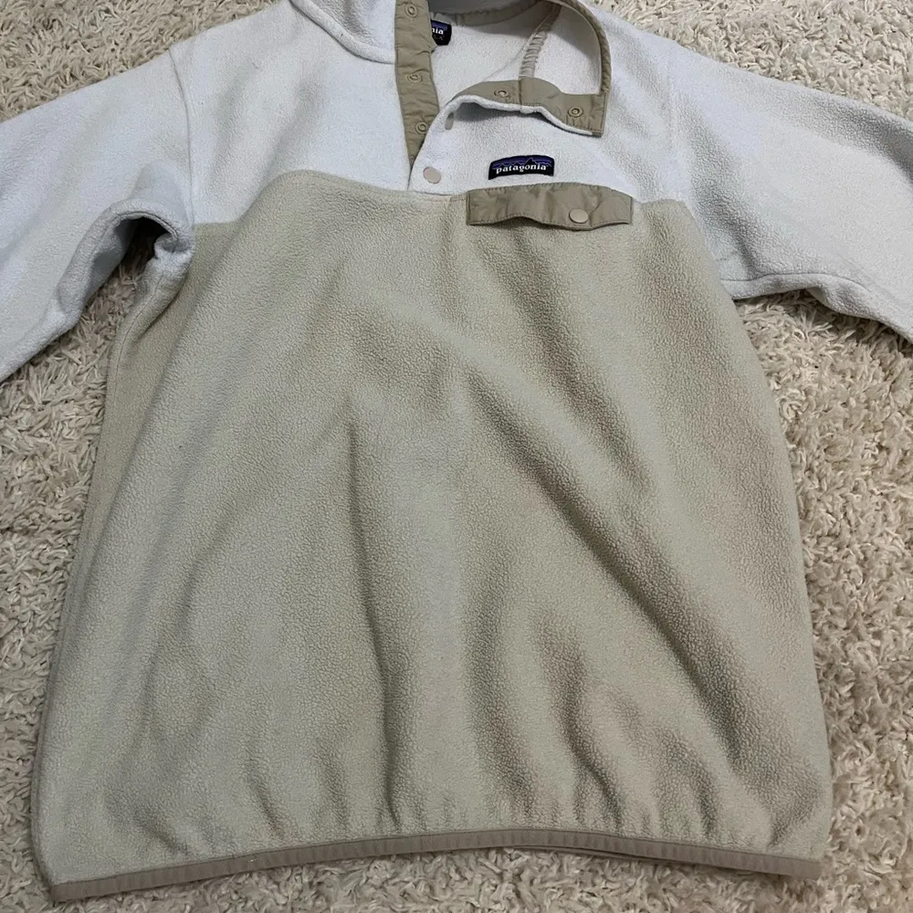 patagonia synchilla t strap white and beige size medium - Image 2