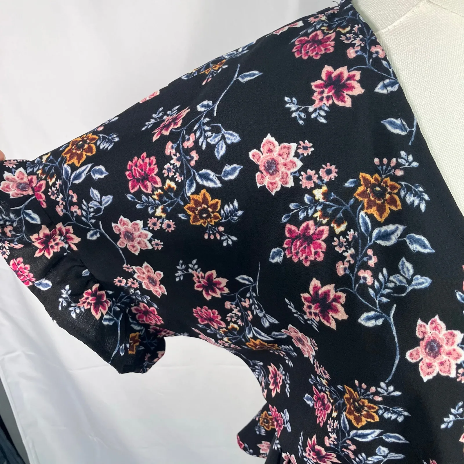 Mi Ami Floral‎ Peplum Wrap Top Black Pink Short Sleeve Ruffle Blouse Size S - Image 2