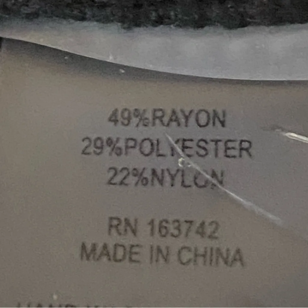 Aaeda Black Crew Neck Sweater w/white blanket - Image 11