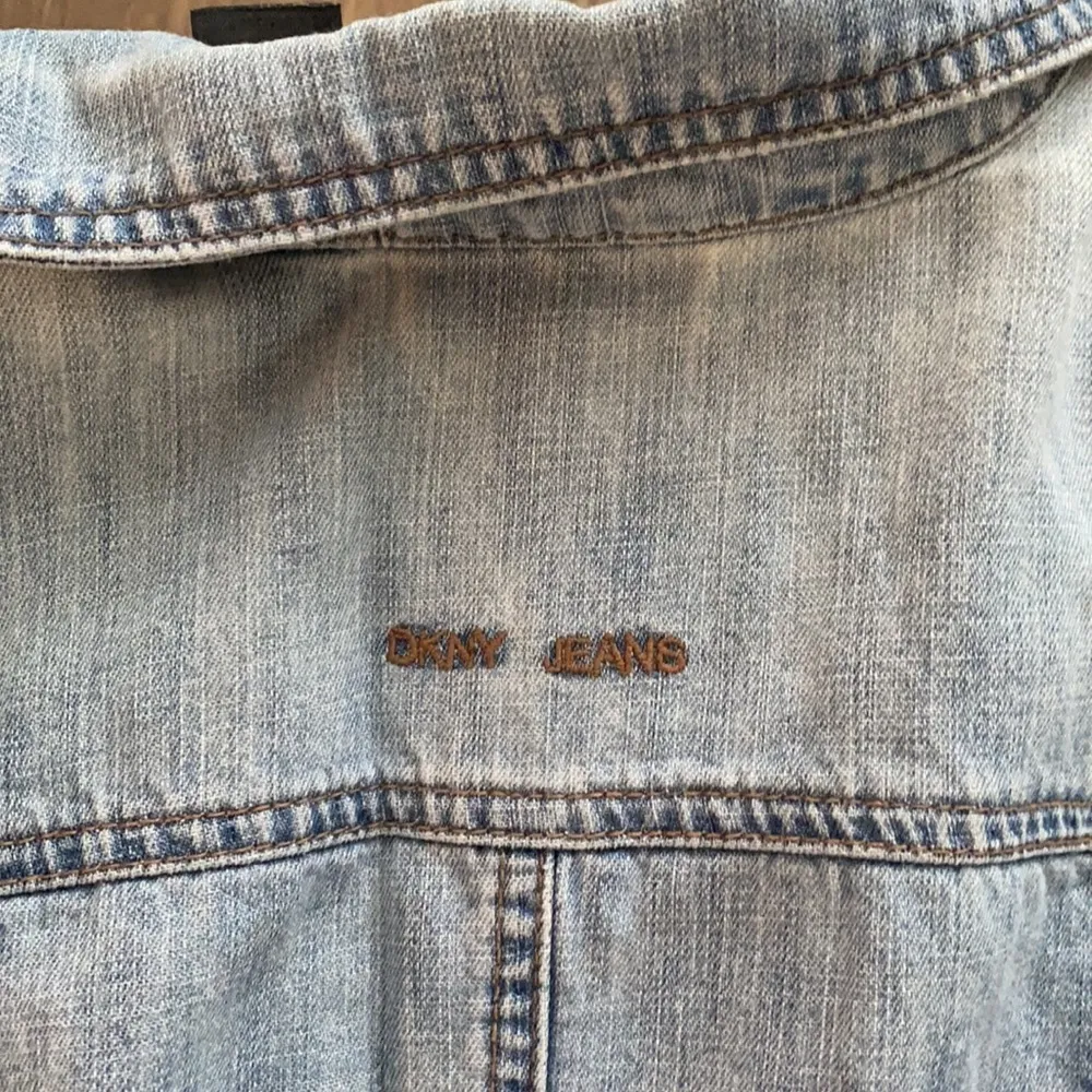 Vintage DKNY Denim Jacket Small Y2K Button Up Stonewash Blue Trucker Womens - Image 4