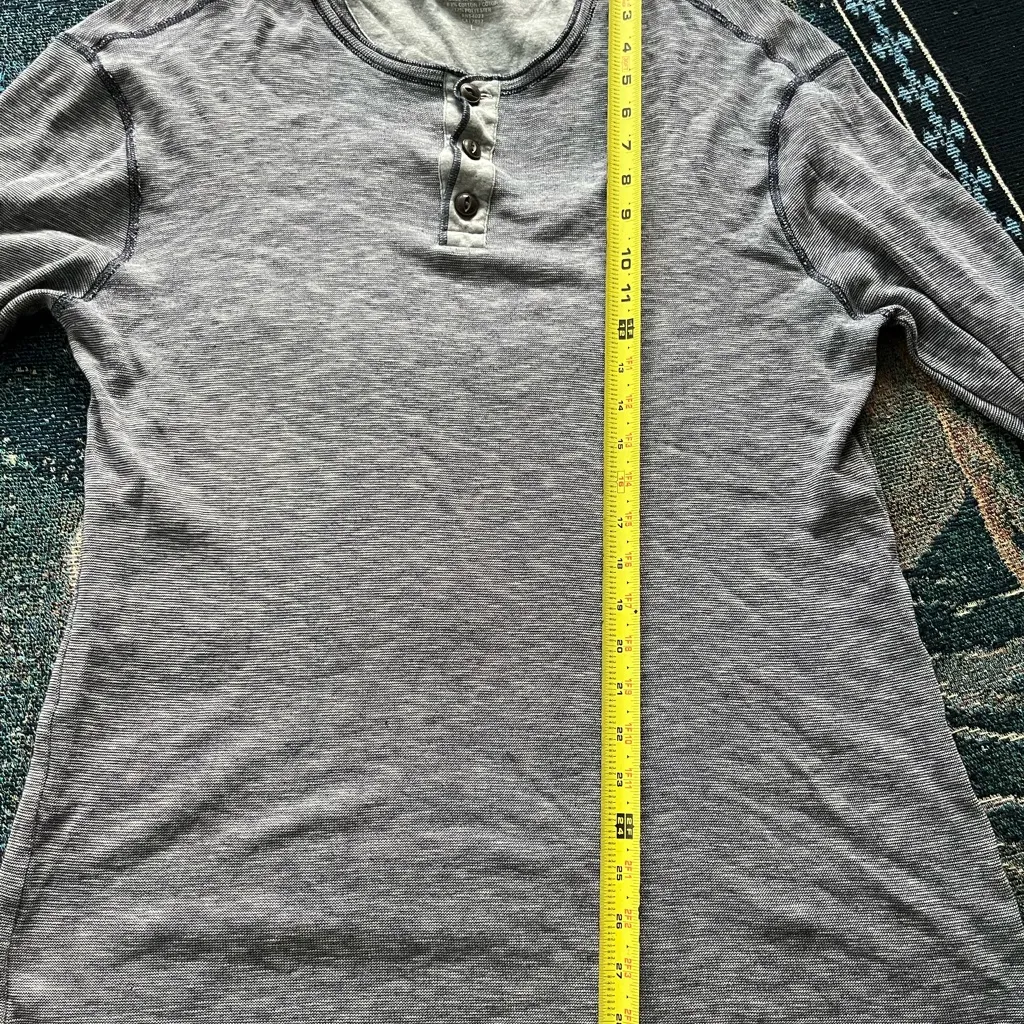 Banana Republic Gray Long Sleeve Henley Tee 1/4 Button Crew Neck SZ L Y2K Light - Image 11