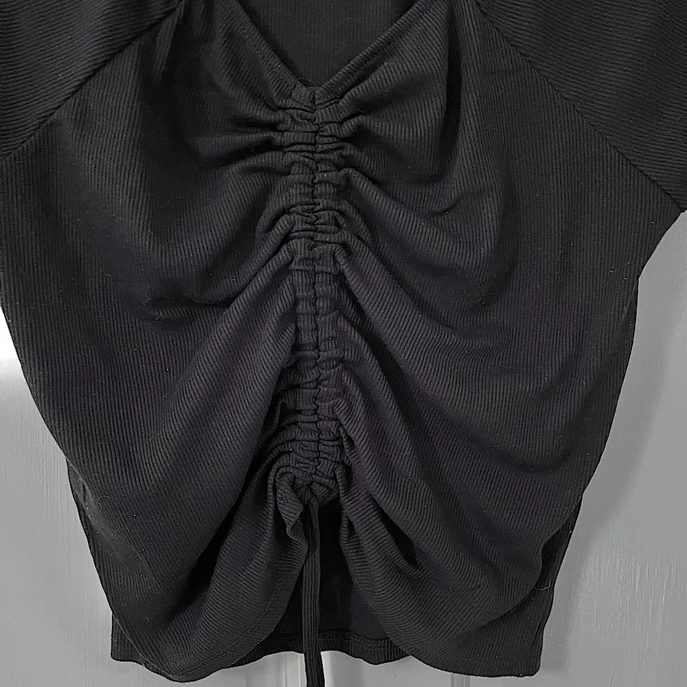 Black Tie-hem Drawstring Ruched Short Sleeve V-Neck Ribbed Crop Top - Image 5
