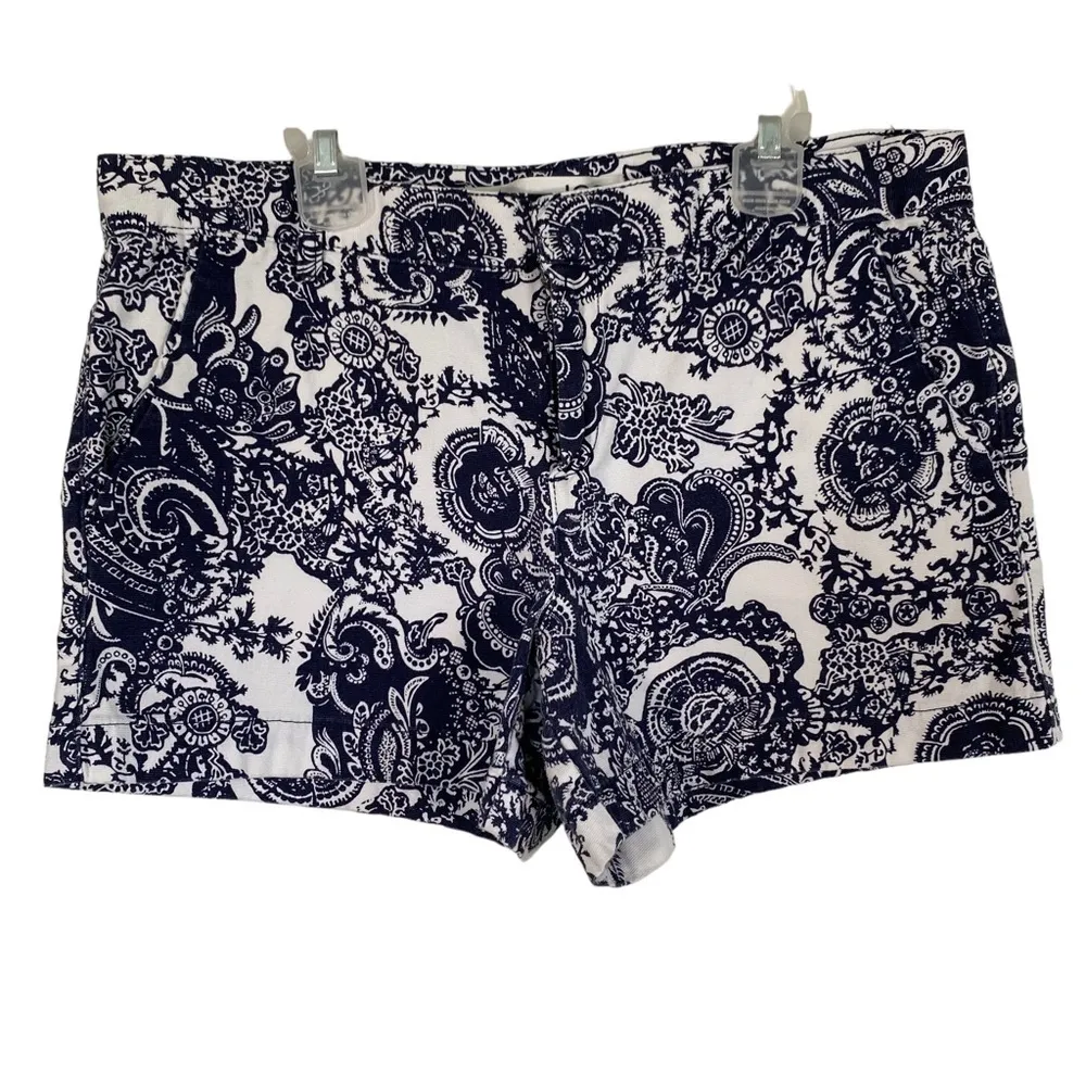 Joe Fresh women's size 8 with a 4" inseam blue and white shorts pockets - Image 3