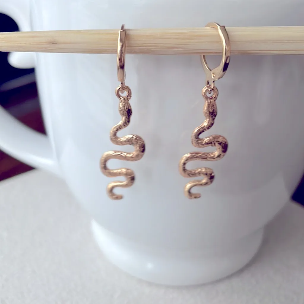 Squiggle snake dangle earrings Gold - Image 3